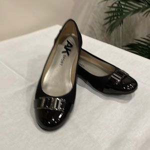 8 1/2 M Ann Kline Sport ballet flats.  Black patten and fabric. Metal details.